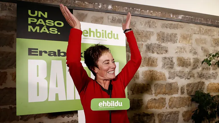 Bel Pozueta, candidata de EH Bildu al Congreso de los Diputados por Navarra, celebra los resultados de la formación, que posibilitan su entrada en la Cámara Baja. EFE/ Jesús Diges