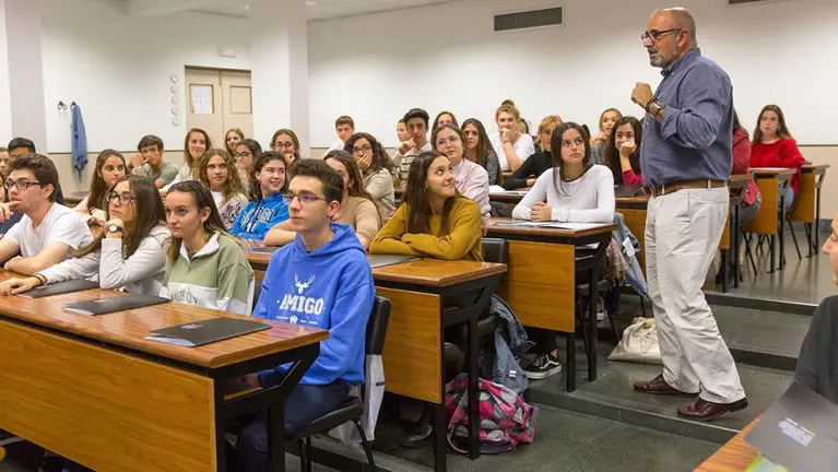 El director del Museo de Ciencias, Nacho López Goñi, durante una de las sesiones del Club de la Ciencia UNAV