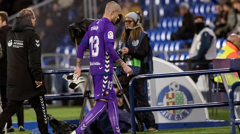 Rubén, portero de Osasuna, se retira lesionado en el partido ante el Getafe EFE