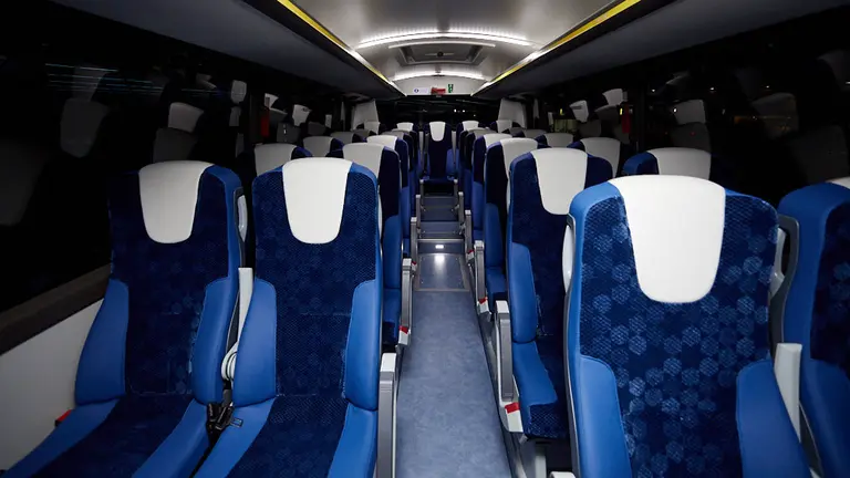 El consejero Bernardo Ciriza, asiste a la presentación de los nuevos autobuses NBUS, de las líneas interurbanas, que reciben financiación del Gobierno de Navarra. IÑIGO ALZUGARAY