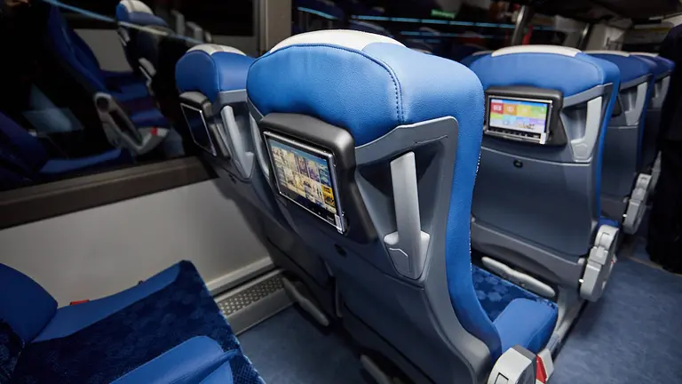 El consejero Bernardo Ciriza, asiste a la presentación de los nuevos autobuses NBUS, de las líneas interurbanas, que reciben financiación del Gobierno de Navarra. IÑIGO ALZUGARAY