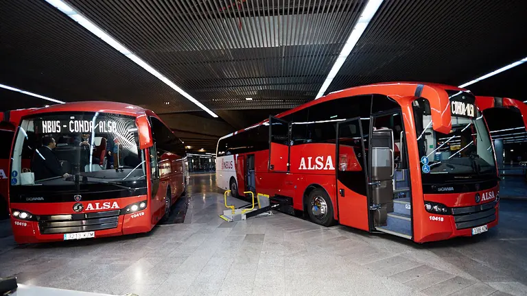 El consejero Bernardo Ciriza, asiste a la presentación de los nuevos autobuses NBUS, de las líneas interurbanas, que reciben financiación del Gobierno de Navarra. IÑIGO ALZUGARAY