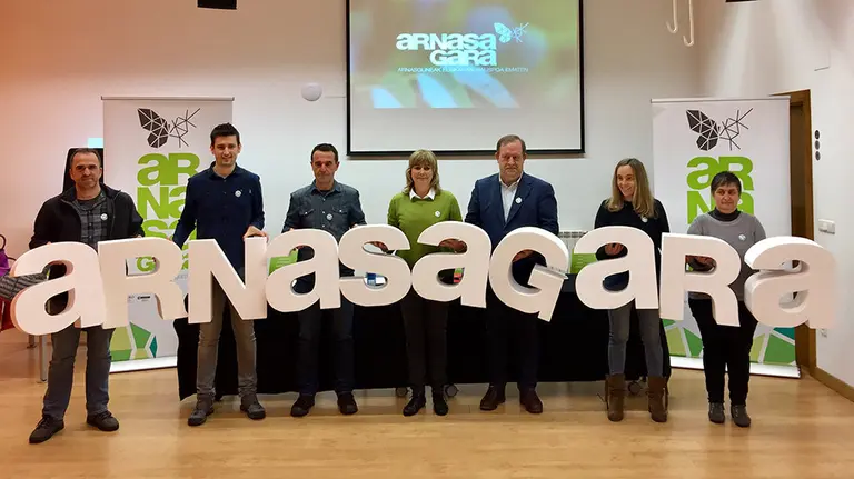 La consejera Ana Ollo, junto con Mikel Arregi y alcalces de los municipios implicados en la campaña a favor del euskera GOBIERNO DE NAVARRA