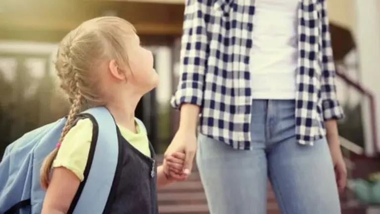 Una madre junto a su hija pequeña. ARCHIVO
