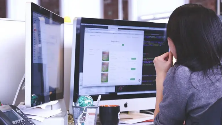 Una mujer trabajando en una oficina ARCHIVO