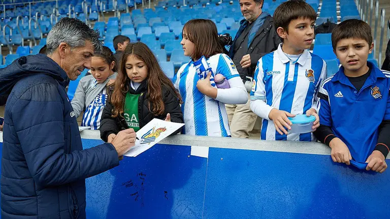 Imanol Alguacil firma unos autógrafos en las instalaciones de Zubieta. @RealSociedad.
