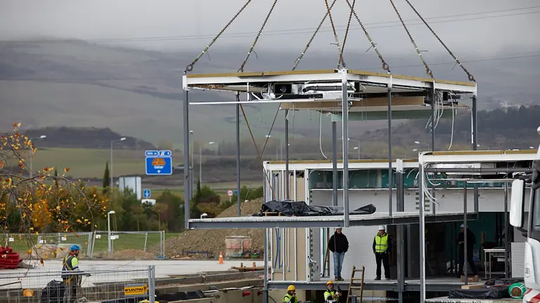 Montaje de un nuevo establecimiento de Burger King en Ardoi (Zizur) mediante un sistema de construcción modular industrializada con 14 módulos ya prefabricados. IÑIGO ALZUGARAY