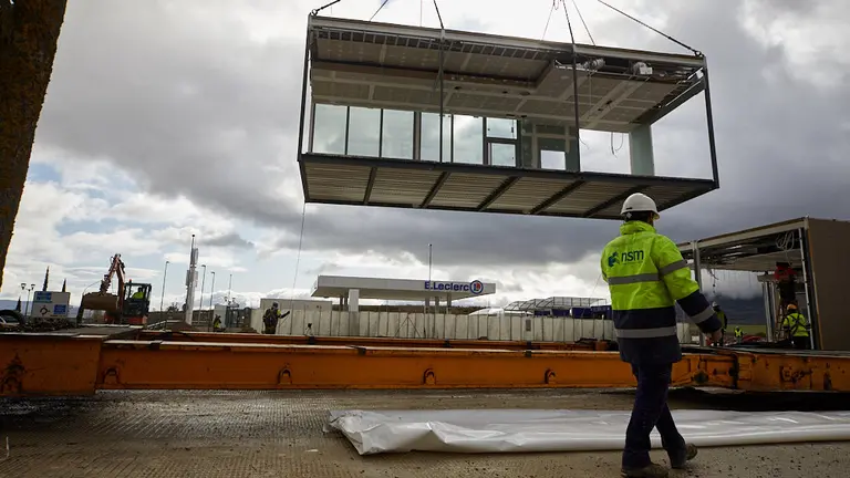 Montaje de un nuevo establecimiento de Burger King en Ardoi (Zizur) mediante un sistema de construcción modular industrializada con 14 módulos ya prefabricados. IÑIGO ALZUGARAY