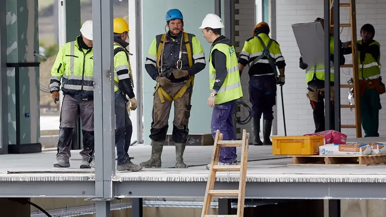 Montaje de un nuevo establecimiento de Burger King en Ardoi (Zizur) mediante un sistema de construcción modular industrializada con 14 módulos ya prefabricados. IÑIGO ALZUGARAY