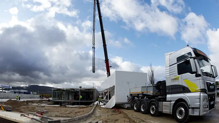Montaje de un nuevo establecimiento de Burger King en Ardoi (Zizur) mediante un sistema de construcción modular industrializada con 14 módulos ya prefabricados. IÑIGO ALZUGARAY