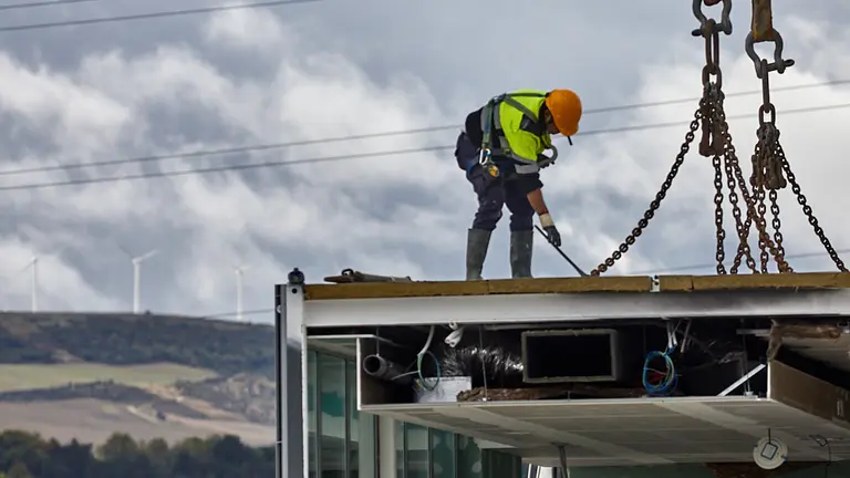 Montaje de un nuevo establecimiento de Burger King en Ardoi (Zizur) mediante un sistema de construcción modular industrializada con 14 módulos ya prefabricados. IÑIGO ALZUGARAY