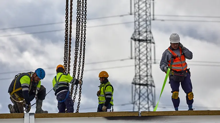 Montaje de un nuevo establecimiento de Burger King en Ardoi (Zizur) mediante un sistema de construcción modular industrializada con 14 módulos ya prefabricados. IÑIGO ALZUGARAY