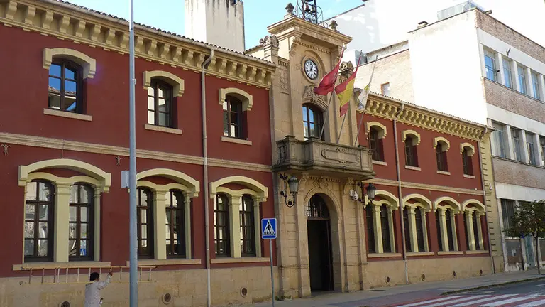 Fachada del Ayuntamiento de Estella. ARCHIVO