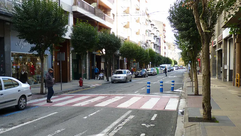 Paso de cebra en el paseo de la Inmaculada de Estella. Navarra.com