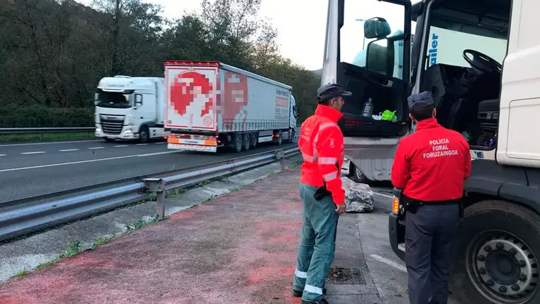 La Policía Foral intercepta a un camionero que circulaba drogado, borracho y con sustancias prohibidas en la cabina. TWITTER