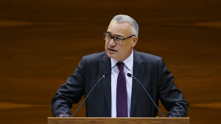Javier Eneriz, defensor del pueblo, interviene en el Parlamento de Navarra. PABLO LASAOSA