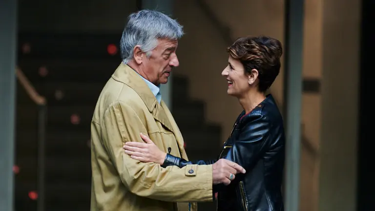 Koldo Martínez habla con María Chivite. PABLO LASAOSA