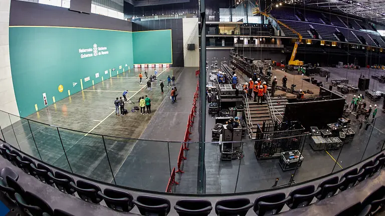 El Pabellón Navarra Arena se prepara para un final de semana en el que coincidirán el concierto de Estopa y la final del Cuatro y Medio de Pelota en menos de 48 horas. IÑIGO ALZUGARAY