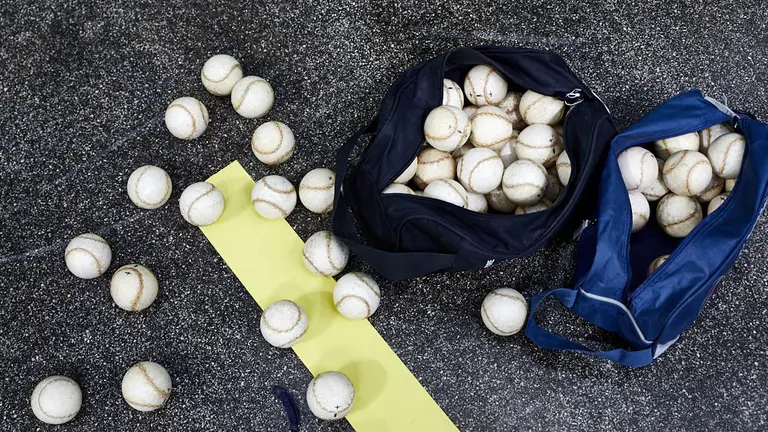 Joseba Ezkurdia y Jokin Altuna eligen el material con el que disputarán la final del Campeonato del Cuatro y Medio de Pelota en el Navarra Arena. IÑIGO ALZUGARAY