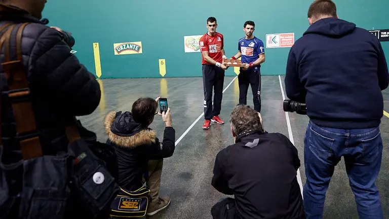 Joseba Ezkurdia y Jokin Altuna eligen el material con el que disputarán la final del Campeonato del Cuatro y Medio de Pelota en el Navarra Arena. IÑIGO ALZUGARAY