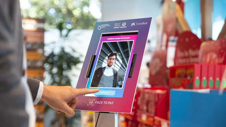 Fotografía del dispositivo instalado para pagar con la cara en la primera tienda de España. CEDIDA