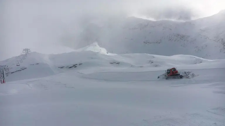 Una máquina quitanieves prepara una de las pistas de Candanchú. CEDIDA