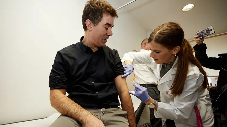 El consejero de Políticas Migratorias y Justicia, Eduardo Santos, recibe la vacuna de la gripe en el Centro de Salud del II Ensanche de Pamplona. IÑIGO ALZUGARAY
