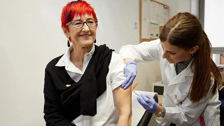 La consejera de Salud, Santos Induráin, recibe la vacuna de la gripe en el Centro de Salud del II Ensanche de Pamplona. IÑIGO ALZUGARAY