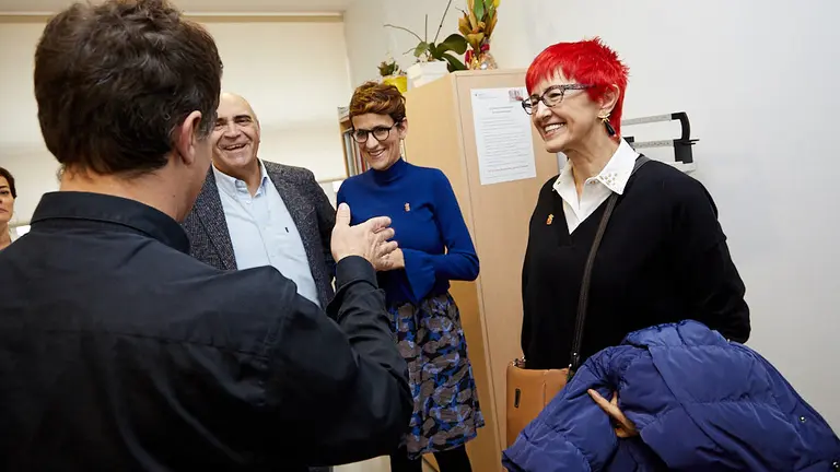 La presidenta del Gobierno de Navarra, María Chivite, acude al Centro de Salud del II Ensanche para recibir la vacuna de la gripe. IÑIGO ALZUGARAY