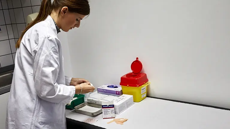 Una persona recibe la vacuna de la gripe en el Centro de Salud del II Ensanche de Pamplona. IÑIGO ALZUGARAY