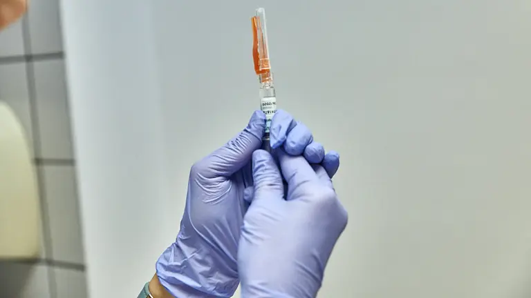 Una persona recibe la vacuna de la gripe en el Centro de Salud del II Ensanche de Pamplona. IÑIGO ALZUGARAY