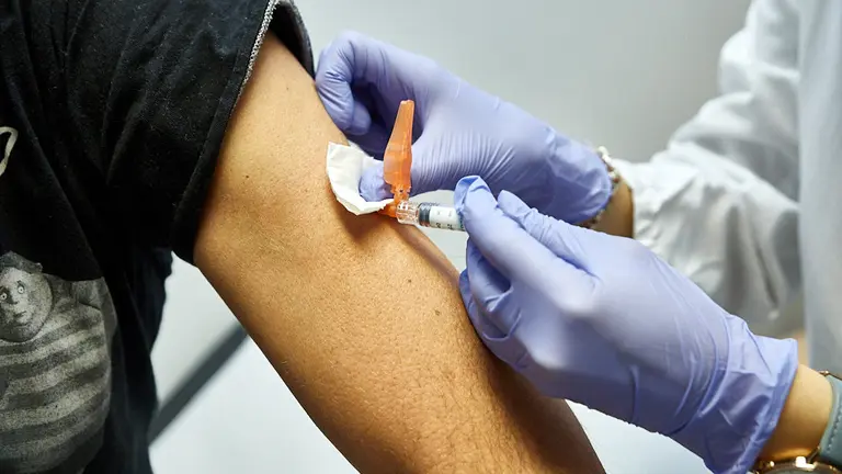 Una persona recibe la vacuna de la gripe en el Centro de Salud del II Ensanche de Pamplona. IÑIGO ALZUGARAY