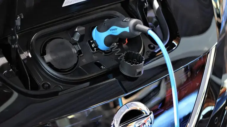 Una coche eléctrico cargando su batería ARCHIVO