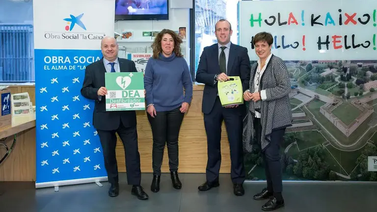 CaixaBank entrega al Ayuntamiento de Pamplona el primero de los cuatro desfibriladores que va a donar CAIXABANK