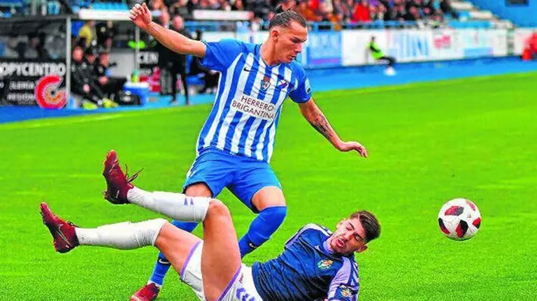 Son regatea a un rival con la camiseta de la Ponferradina. Grada3.com