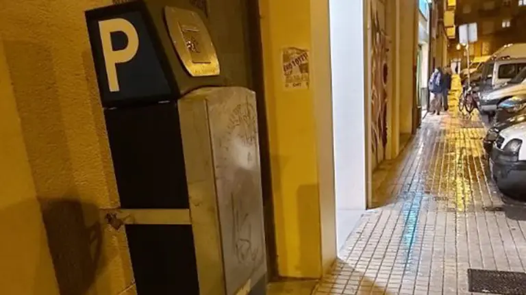 Parquímetro colocado ya en la Rochapea para dar servicio a la próxima zona azul de Pamplona