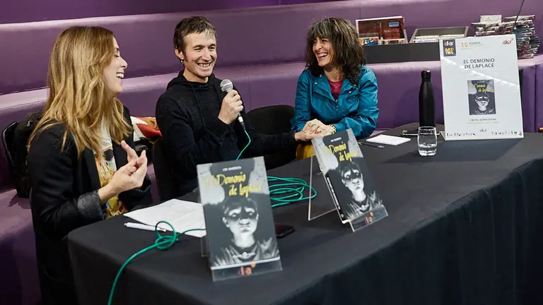 Jon Aramendía presenta su primera novela, 'El demonio de Laplace', publicada por Ediciones Eunate. IÑIGO ALZUGARAY