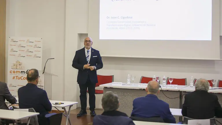 El consejero Juan Cruz Cigudosa, durante su conferencia en el Colegio Oficial de Médicos de Málaga GOBIERNO DE NAVARRA