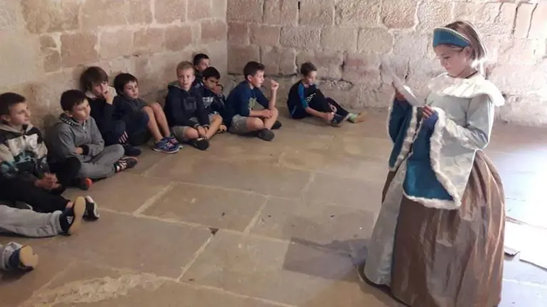 Momento de una visita didáctica de escolares de Primaria al Palacio de Olite CEDIDA