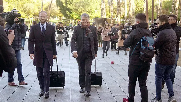 El abogado defensor de cuatro miembros de La Manada, Agustín Martínez Becerra (c-d) a su llegada a la ciudad de la Justicia de Córdoba donde ha comenzado la vista contra Alfonso Jesús Cabezuelo, José Ángel Prenda, Antonio Manuel Guerrero y Jesús Escudero por los hechos acaecidos en Pozoblanco. EFE