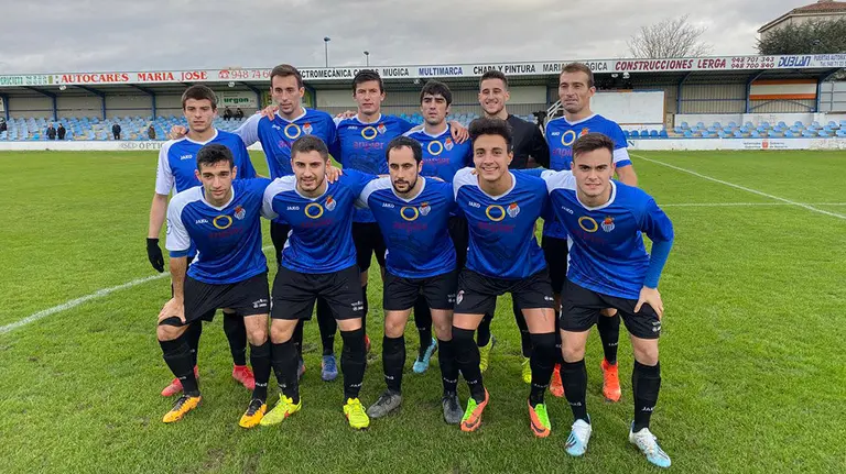 Equipo titular de la Peña Sport en el campo de San Francisco de Tafalla. @PenaSportFC.