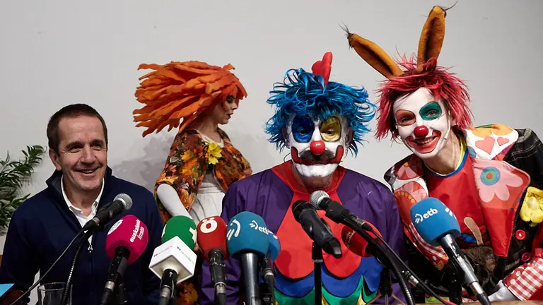 Rueda de prensa de Pirritx, Porrotx eta Marimotots junto a su abogado después de que el Ayuntamiento de Pamplona haya suspendido su espectáculo en Baluarte. IÑIGO ALZUGARAY
