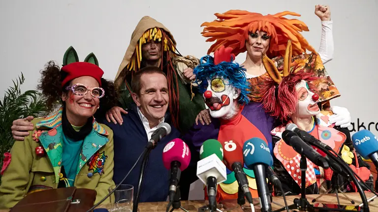 Rueda de prensa de Pirritx, Porrotx eta Marimotots junto a su abogado después de que el Ayuntamiento de Pamplona haya suspendido su espectáculo en Baluarte. IÑIGO ALZUGARAY