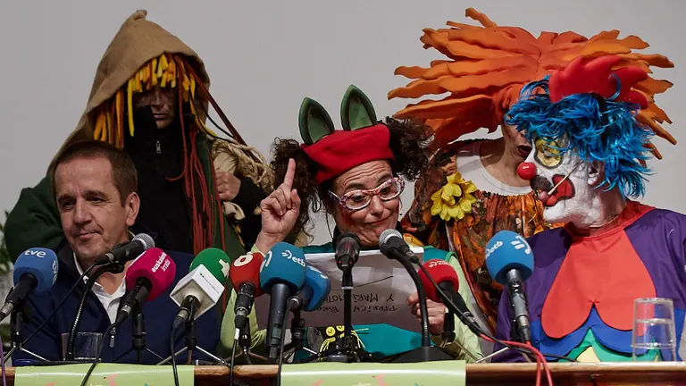 Rueda de prensa de Pirritx, Porrotx eta Marimotots junto a su abogado después de que el Ayuntamiento de Pamplona haya suspendido su espectáculo en Baluarte. IÑIGO ALZUGARAY