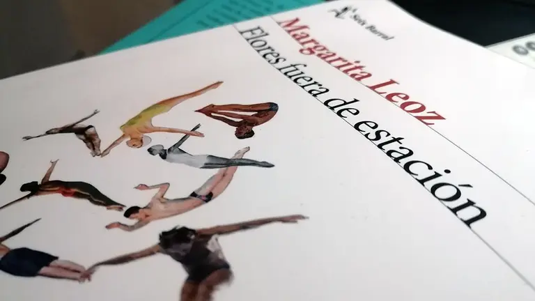 Portada del libro Flores fuera de estación, de la autora Margarita Leoz..