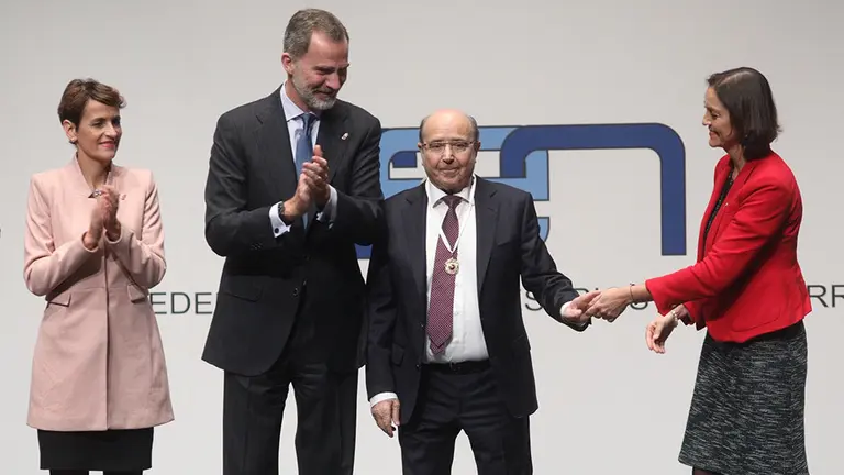 Manuel Torres recibe la Medalla de Oro de la CEN. ALZUGARAY