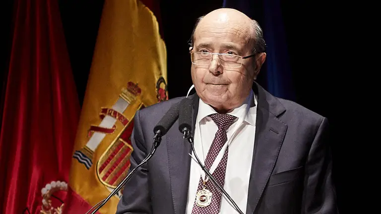 El Rey Felipe VI de Borbón entrega en Baluarte la Medalla de Oro de la CEN al empresario Manuel Torres. IÑIGO ALZUGARAY