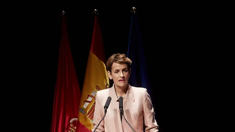 El Rey Felipe VI de Borbón entrega en Baluarte la Medalla de Oro de la CEN al empresario Manuel Torres. IÑIGO ALZUGARAY