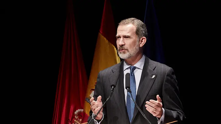 El Rey Felipe VI de Borbón entrega en Baluarte la Medalla de Oro de la CEN al empresario Manuel Torres. IÑIGO ALZUGARAY