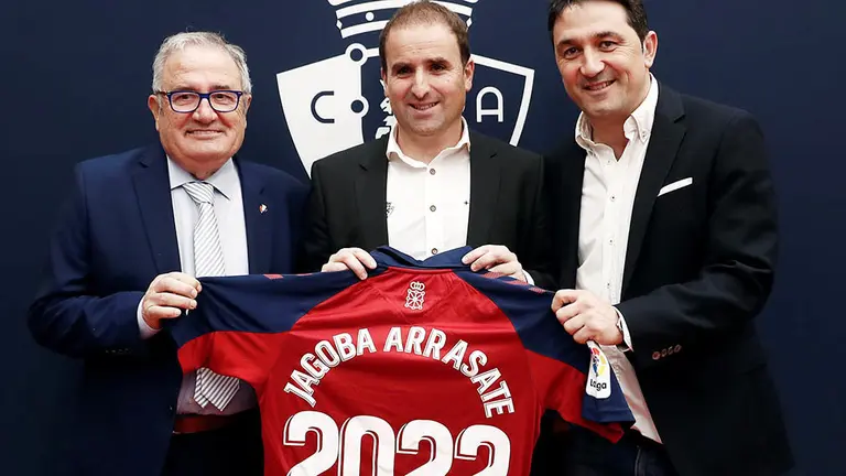 El entrenador de Osasuna Jagoba Arrasate (c), comparece en rueda de prensa, junto con el presidente del equipo rojillo, Luis Sabalza (i), y el director deportivo, Braulio Vázquez, este martes para informar sobre su renovación hasta el 2022. EFE/ Jesús Diges